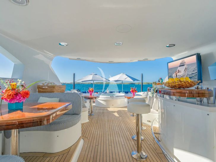 NAMASTAY Lazzara 116 - sundeck NAMASTAY Lazzara 116 - sundeck