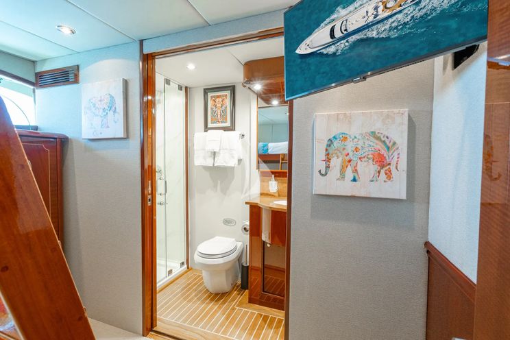Charter Yacht NAMASTAY - Lazzara 116 - 5 Cabins - Nassau - Exumas - Staniel Cay - Bahamas
