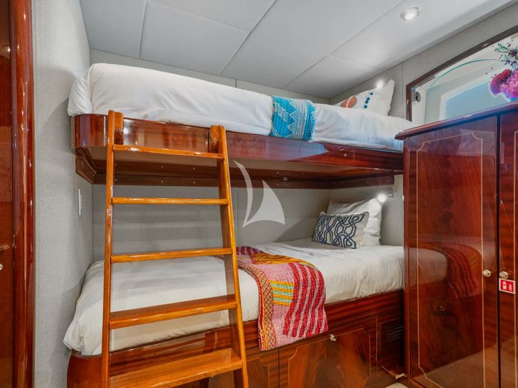 NAMASTAY Lazzara 116 - twin bunk cabin NAMASTAY Lazzara 116 - twin bunk cabin