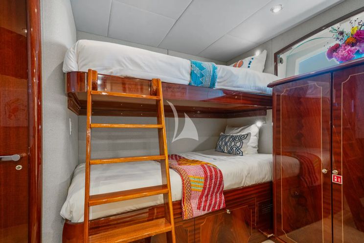 Charter Yacht NAMASTAY - Lazzara 116 - 5 Cabins - Nassau - Exumas - Staniel Cay - Bahamas