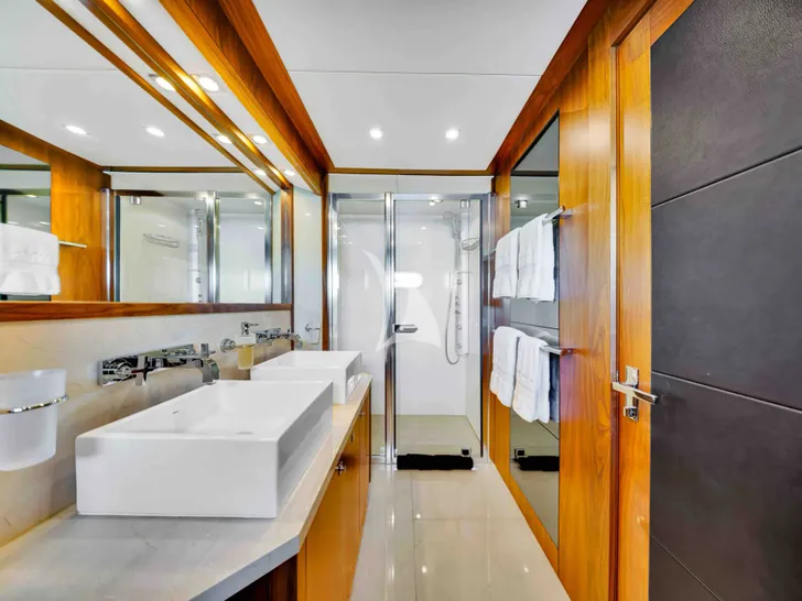 NATURAL 9 Sunseeker 37m - VIP cabin 1 bathroom NATURAL 9 Sunseeker 37m - VIP cabin 1 bathroom