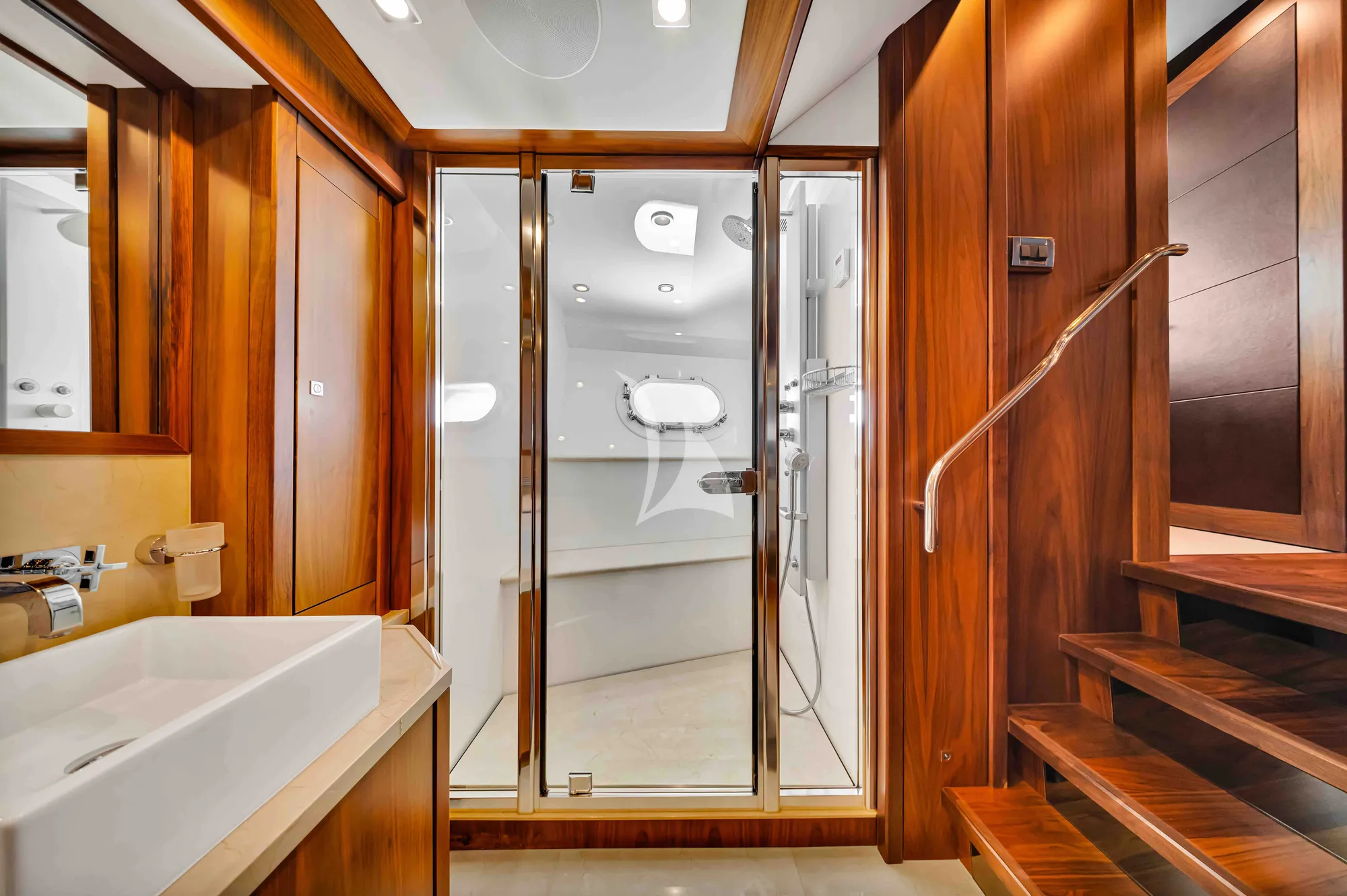 NATURAL 9 Sunseeker 37m - master cabin bathroom