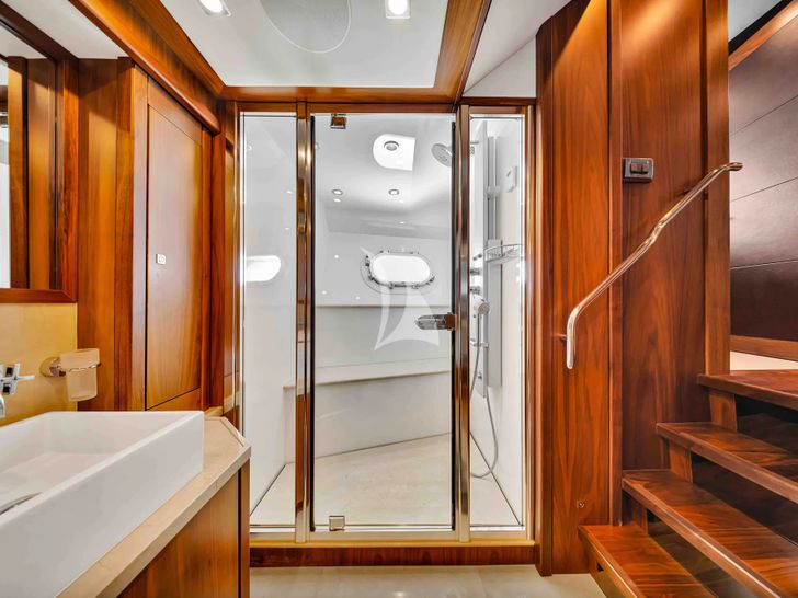 NATURAL 9 Sunseeker 37m - master cabin bathroom NATURAL 9 Sunseeker 37m - master cabin bathroom