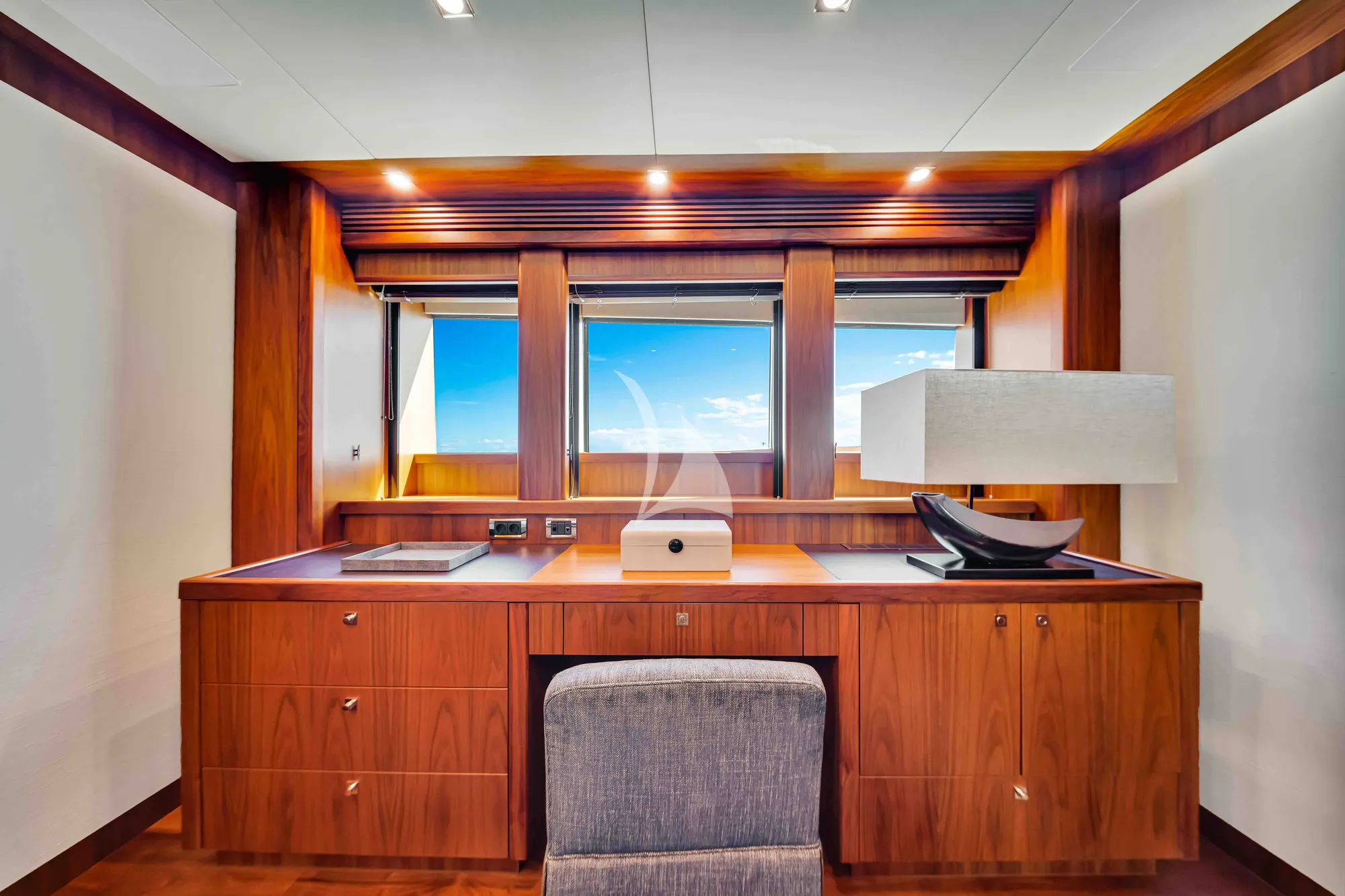 NATURAL 9 Sunseeker 37m - master cabin office