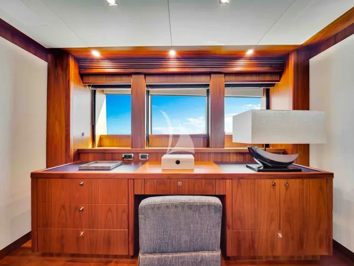 NATURAL 9 Sunseeker 37m - master cabin office NATURAL 9 Sunseeker 37m - master cabin office