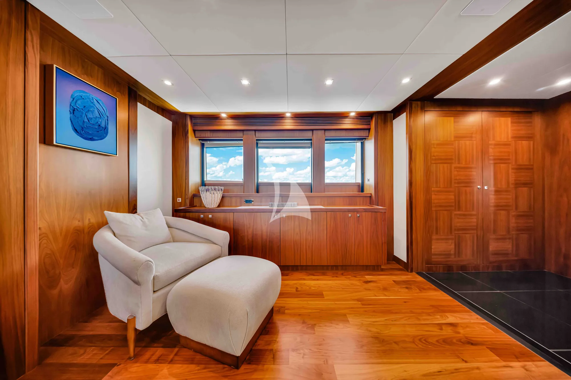 NATURAL 9 Sunseeker 37m - master cabin lounge