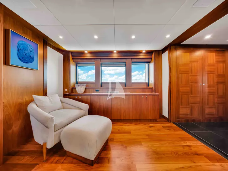 NATURAL 9 Sunseeker 37m - master cabin lounge NATURAL 9 Sunseeker 37m - master cabin lounge