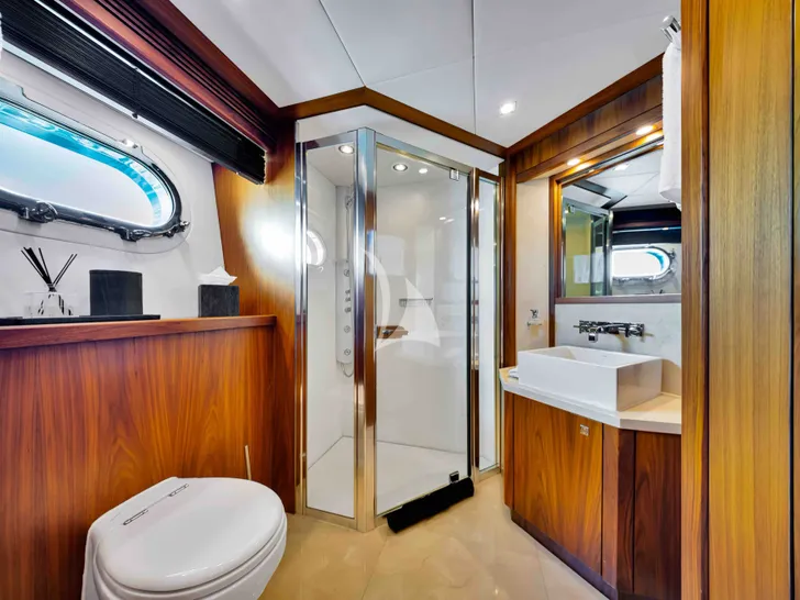 NATURAL 9 Sunseeker 37m - twin cabin 1 bathroom NATURAL 9 Sunseeker 37m - twin cabin 1 bathroom