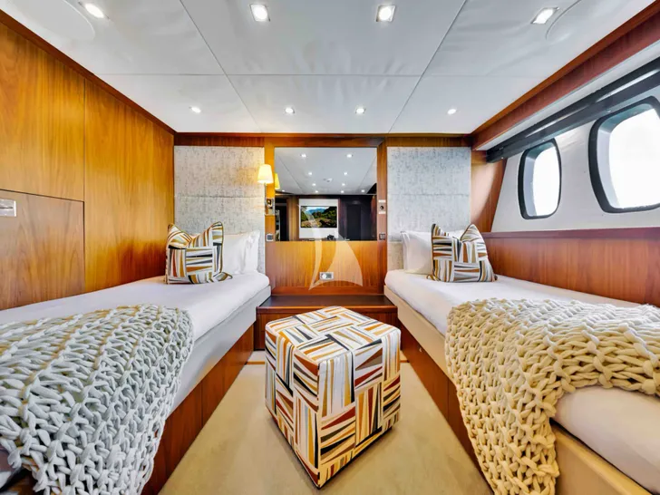 NATURAL 9 Sunseeker 37m - twin cabin 1 NATURAL 9 Sunseeker 37m - twin cabin 1