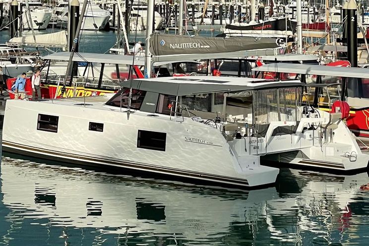 Charter Yacht Nautitech 40 Open - 4 Cabins - Airlie Beach - Whitsunday Islands - Great Barrier Reef - Australia