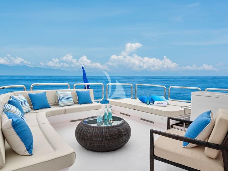 NAYA MARYN Horizon 94 - flybridge seating NAYA MARYN Horizon 94 - flybridge seating