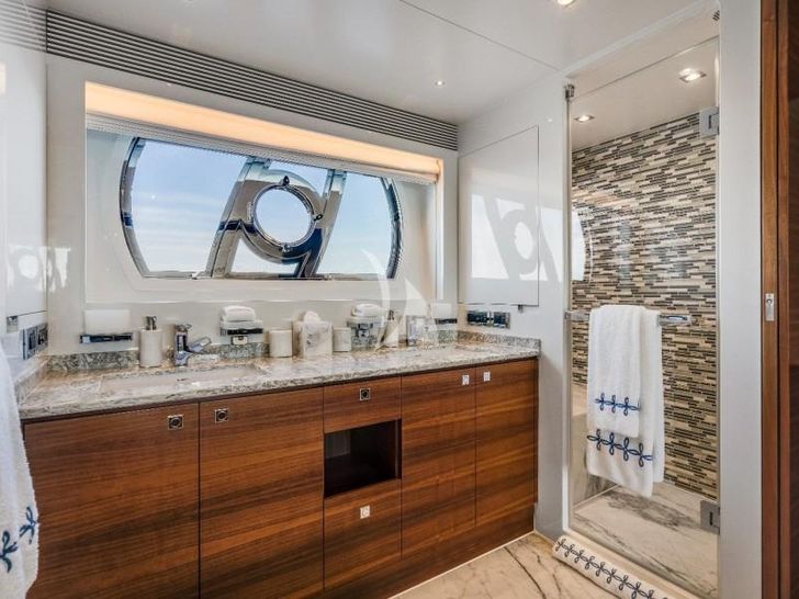 NAYA MARYN Horizon 94 - master cabin bathroom NAYA MARYN Horizon 94 - master cabin bathroom