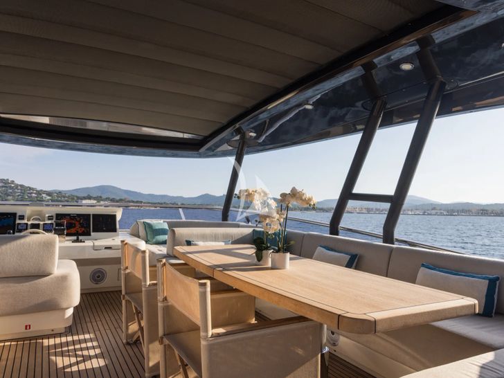 NAYLA Monte Carlo 75 - flybridge dining area NAYLA Monte Carlo 75 - flybridge dining area