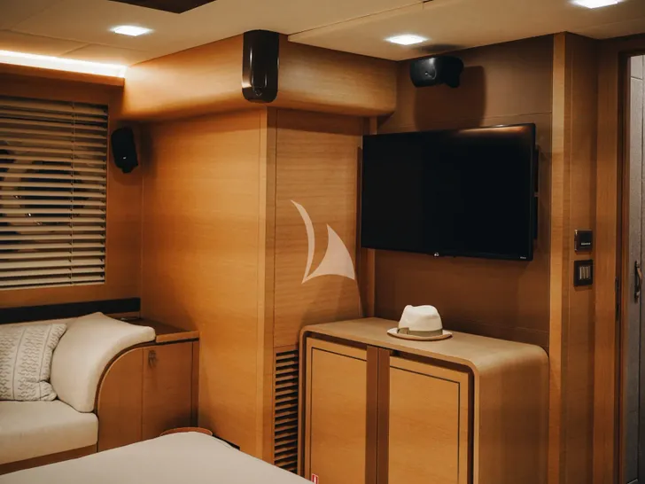 NAYLA Monte Carlo 75 - master cabin TV NAYLA Monte Carlo 75 - master cabin TV