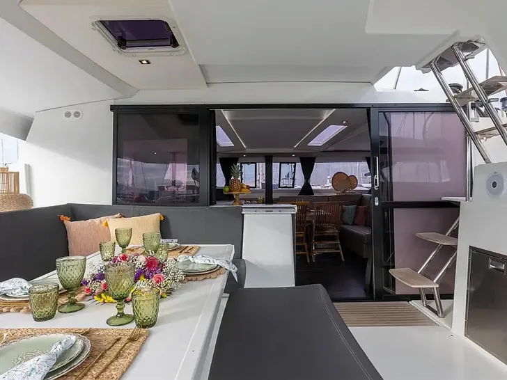 NEFELI Fountaine Pajot Saona 47 - aft deck alfresco dining area NEFELI Fountaine Pajot Saona 47 - aft deck alfresco dining area