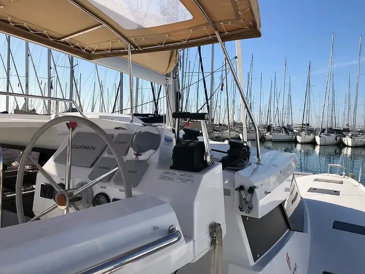 NEFELI Fountaine Pajot Saona 47 - flybridge helm NEFELI Fountaine Pajot Saona 47 - flybridge helm