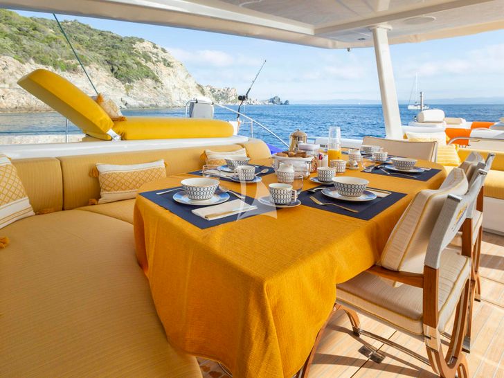 NEFESH Lagoon Seventy 7 - aft alfresco dining set up NEFESH Lagoon Seventy 7 - aft alfresco dining set up
