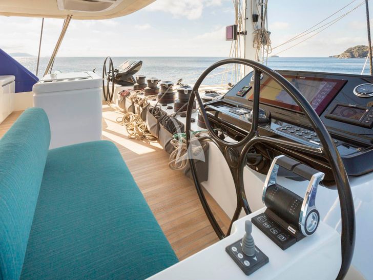 NEFESH Lagoon Seventy 7 - helm NEFESH Lagoon Seventy 7 - helm