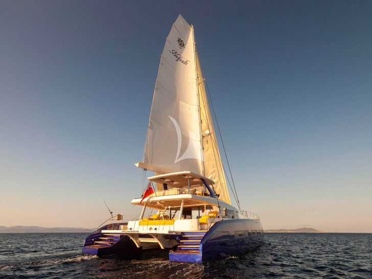 NEFESH Lagoon Seventy 7 - stern view cruising NEFESH Lagoon Seventy 7 - stern view cruising