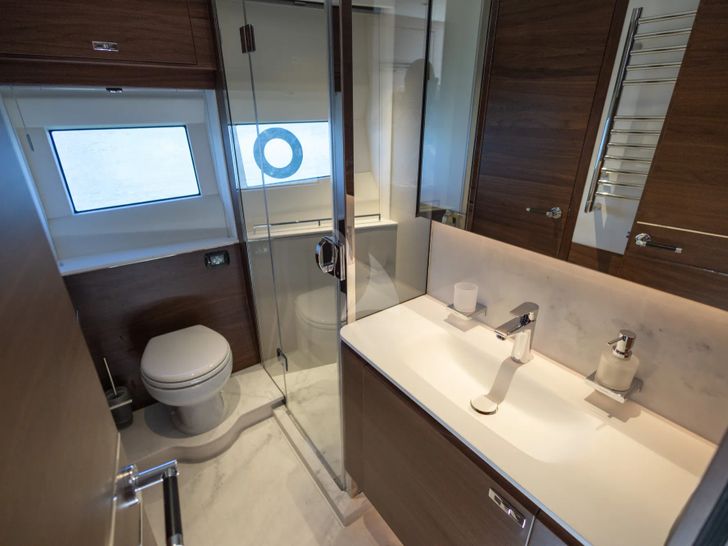 NEGOTIATOR 1 Princess S72 - VIP cabin bathroom NEGOTIATOR 1 Princess S72 - VIP cabin bathroom