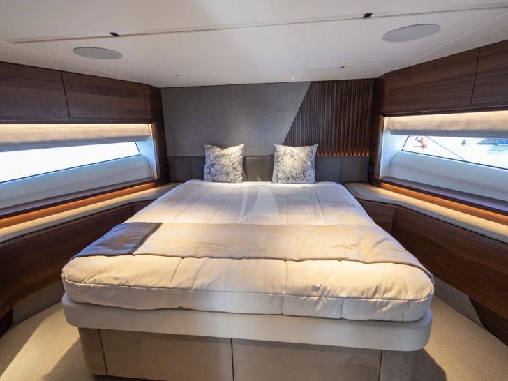 NEGOTIATOR 1 Princess S72 - VIP cabin NEGOTIATOR 1 Princess S72 - VIP cabin