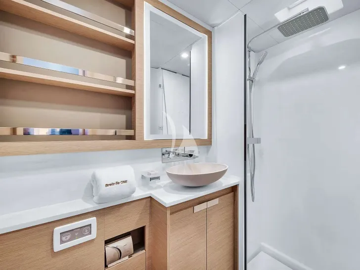 NEOW Fountaine Pajot Alegria 67 - VIP cabin bathroom NEOW Fountaine Pajot Alegria 67 - VIP cabin bathroom