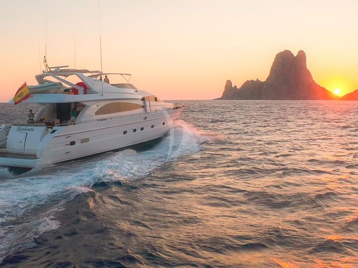 NEPHENTA Astondoa 82 GLX - cruising under the sunset NEPHENTA Astondoa 82 GLX - cruising under the sunset