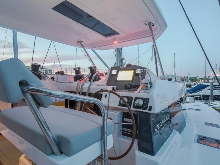 NEVER GIVE UP Leopard 50 - flybridge helm NEVER GIVE UP Leopard 50 - flybridge helm