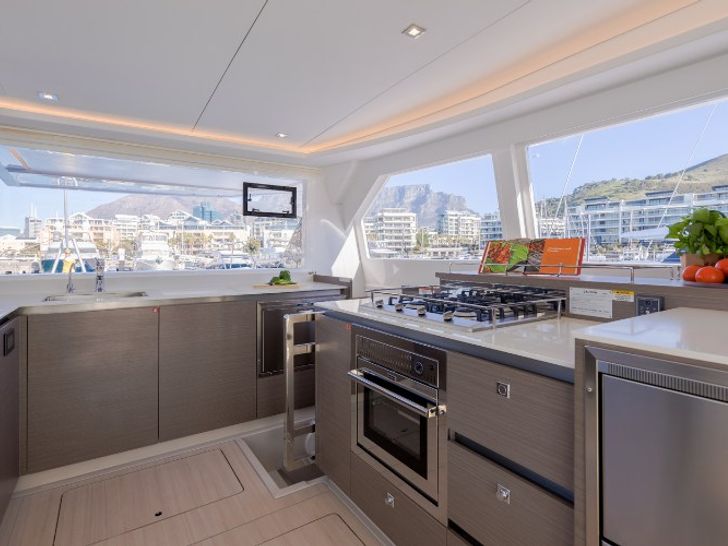 NEVER GIVE UP Leopard 50 - galley NEVER GIVE UP Leopard 50 - galley