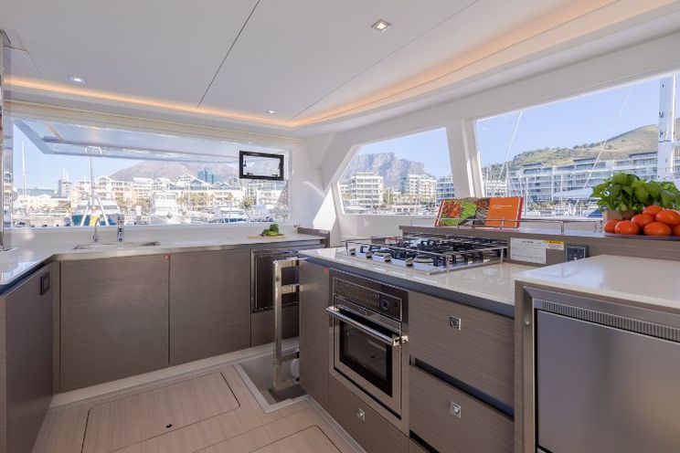 Charter Yacht NEVER GIVE UP - Leopard 50 - 4 Cabins - Cannes - Nice - Antibes - St Tropez - French Riviera - South of France