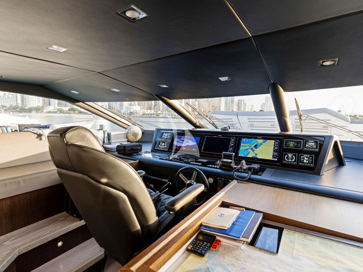 NEW EDGE Sunseeker 95 cockpit