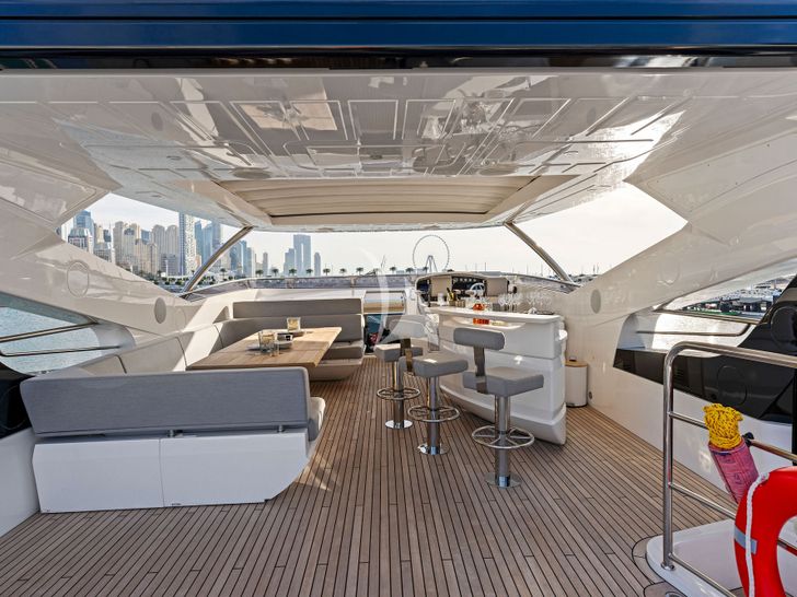 NEW EDGE Sunseeker 95 - flybridge NEW EDGE Sunseeker 95 - flybridge