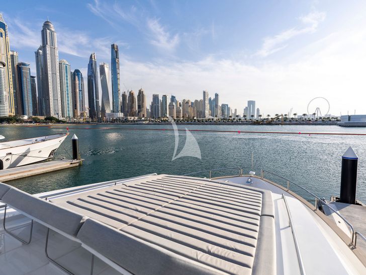 NEW EDGE Sunseeker 95 foredeck bronzing area