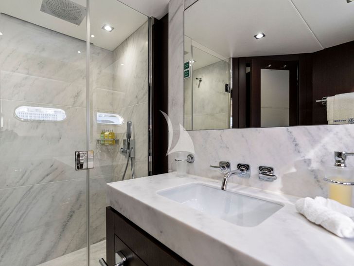 NEW EDGE Sunseeker 95 - guest cabin bathroom NEW EDGE Sunseeker 95 - guest cabin bathroom