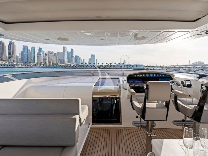 NEW EDGE Sunseeker 95 - flybridge helm NEW EDGE Sunseeker 95 - flybridge helm