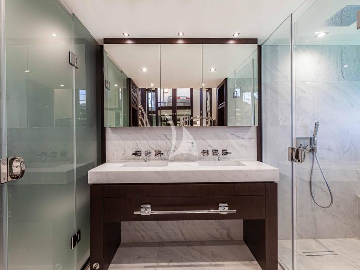NEW EDGE Sunseeker 95 - master cabin bathroom NEW EDGE Sunseeker 95 - master cabin bathroom
