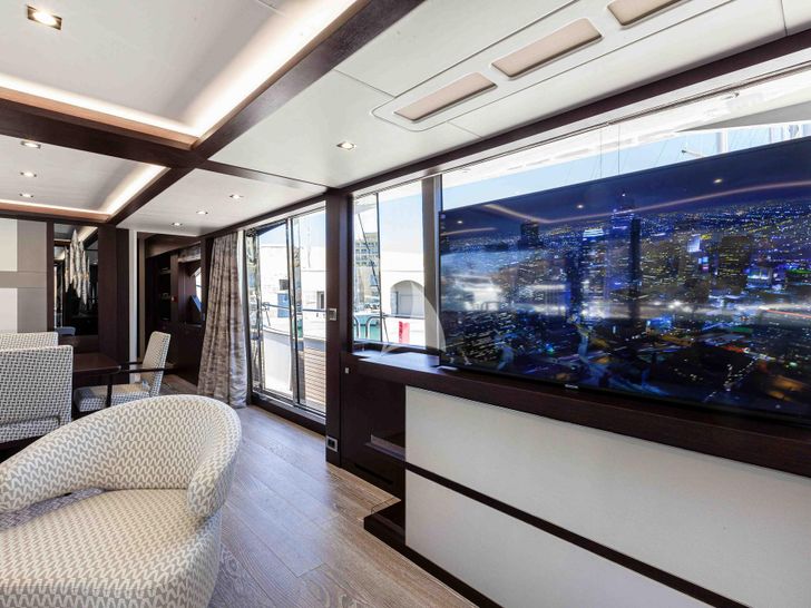 NEW EDGE Sunseeker 95 - saloon TV NEW EDGE Sunseeker 95 - saloon TV