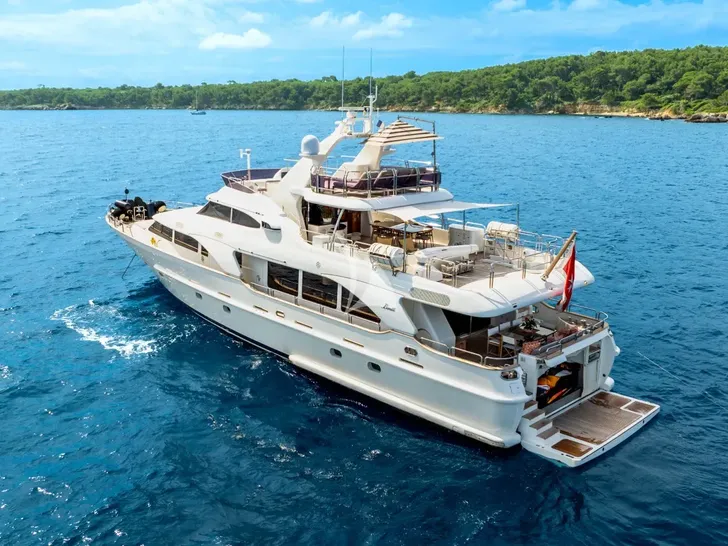 NEW STAR Benetti Tradition 100 - anchored aft view NEW STAR Benetti Tradition 100 - anchored aft view
