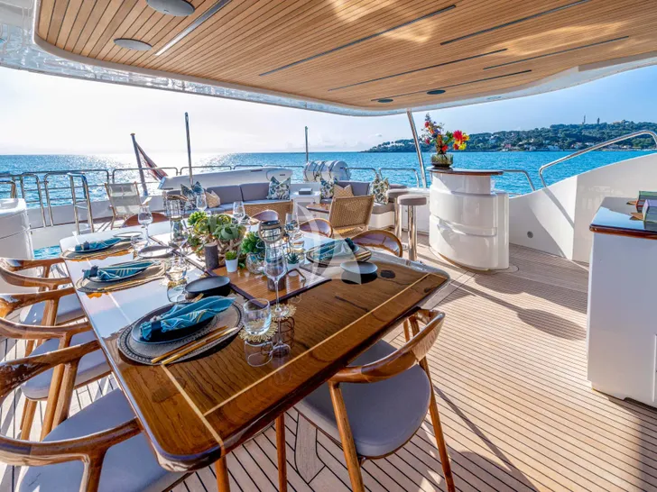 NEW STAR Benetti Tradition 100 - sky deck alfresco dining area NEW STAR Benetti Tradition 100 - sky deck alfresco dining area