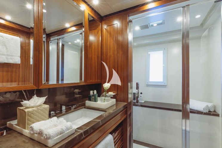 Charter Yacht NEW WAVES - Benetti Fast 140 - 5 Cabins - Monaco - Cannes - Nice - Antibes - St Tropez - French Riviera