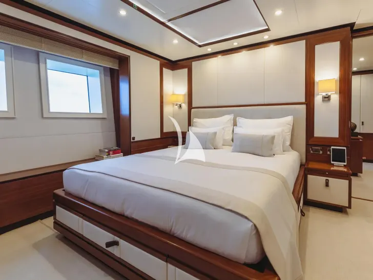 NEW WAVES Benetti Fast 140 - VIP cabin 1 NEW WAVES Benetti Fast 140 - VIP cabin 1