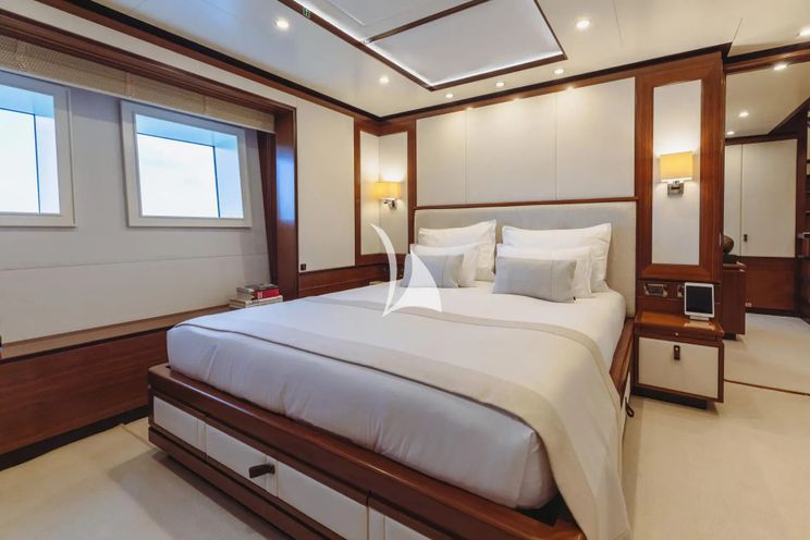 Charter Yacht NEW WAVES - Benetti Fast 140 - 5 Cabins - Monaco - Cannes - Nice - Antibes - St Tropez - French Riviera