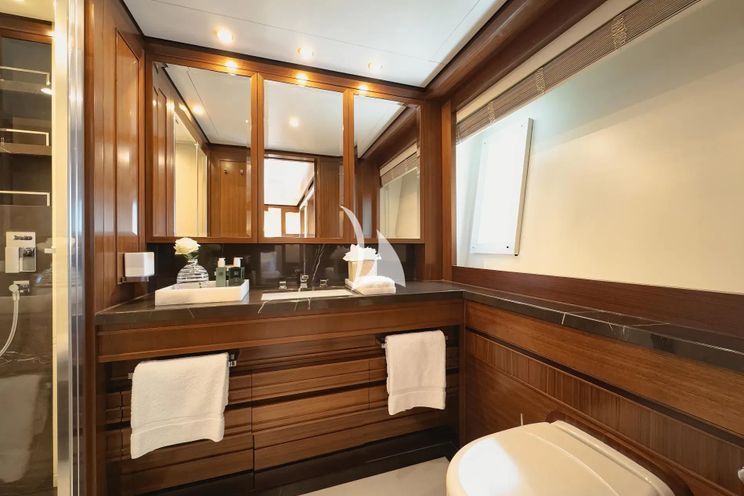 Charter Yacht NEW WAVES - Benetti Fast 140 - 5 Cabins - Monaco - Cannes - Nice - Antibes - St Tropez - French Riviera