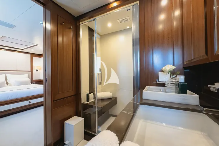 Charter Yacht NEW WAVES - Benetti Fast 140 - 5 Cabins - Monaco - Cannes - Nice - Antibes - St Tropez - French Riviera