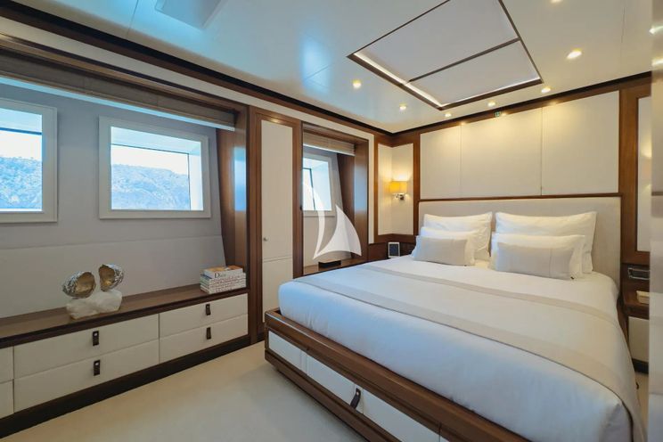 Charter Yacht NEW WAVES - Benetti Fast 140 - 5 Cabins - Monaco - Cannes - Nice - Antibes - St Tropez - French Riviera