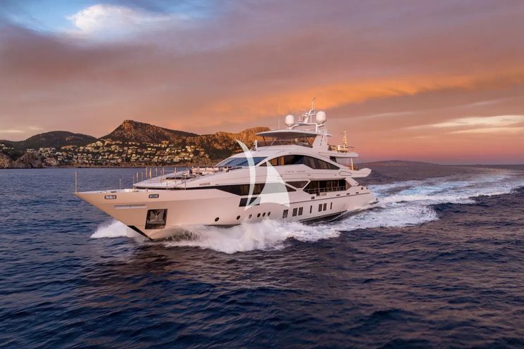 Charter Yacht NEW WAVES - Benetti Fast 140 - 5 Cabins - Monaco - Cannes - Nice - Antibes - St Tropez - French Riviera