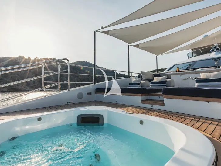 NEW WAVES Benetti Fast 140 - foredeck jacuzzi NEW WAVES Benetti Fast 140 - foredeck jacuzzi