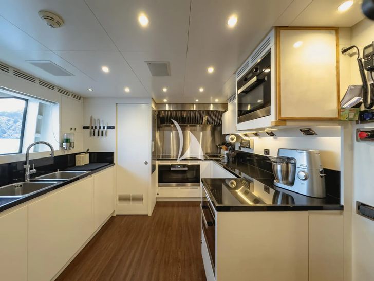 NEW WAVES Benetti Fast 140 - galley NEW WAVES Benetti Fast 140 - galley