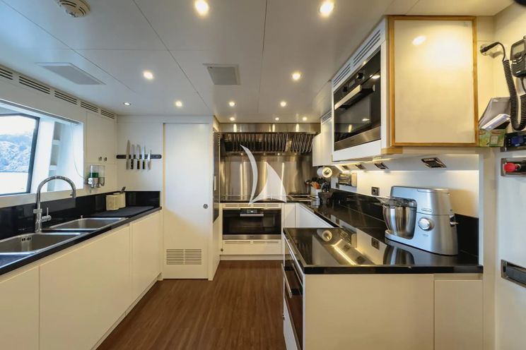 Charter Yacht NEW WAVES - Benetti Fast 140 - 5 Cabins - Monaco - Cannes - Nice - Antibes - St Tropez - French Riviera