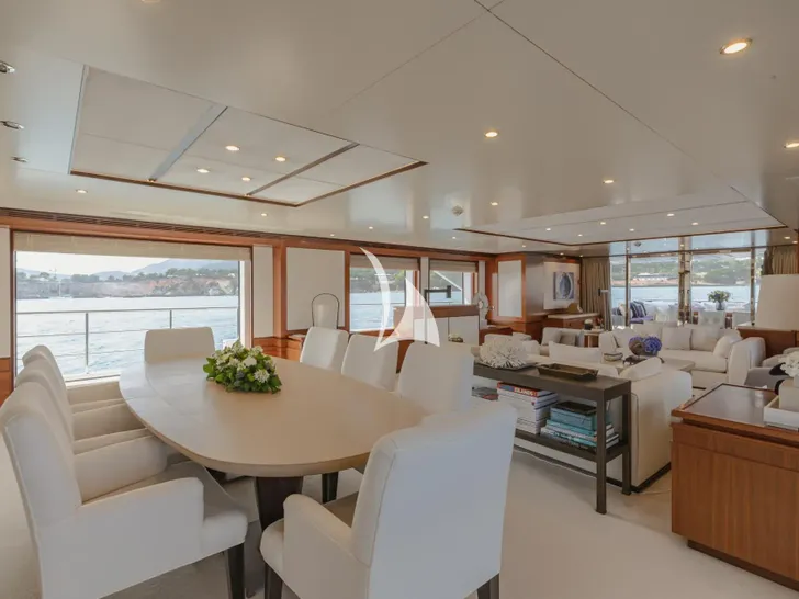 NEW WAVES Benetti Fast 140 - main dining area NEW WAVES Benetti Fast 140 - main dining area
